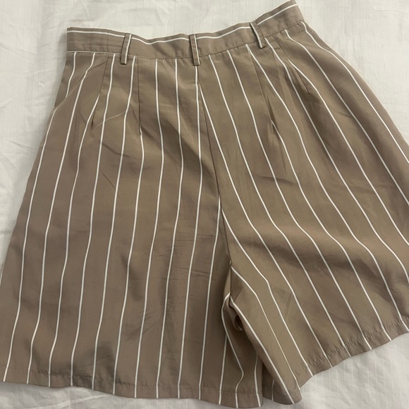 PrettyLittleThing Shorts - Picture 2 of 2